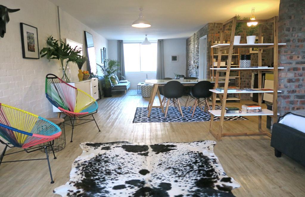 Swift Contemporary Studio Apartment