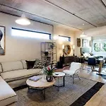 Swift Contemporary Studio Apartment
